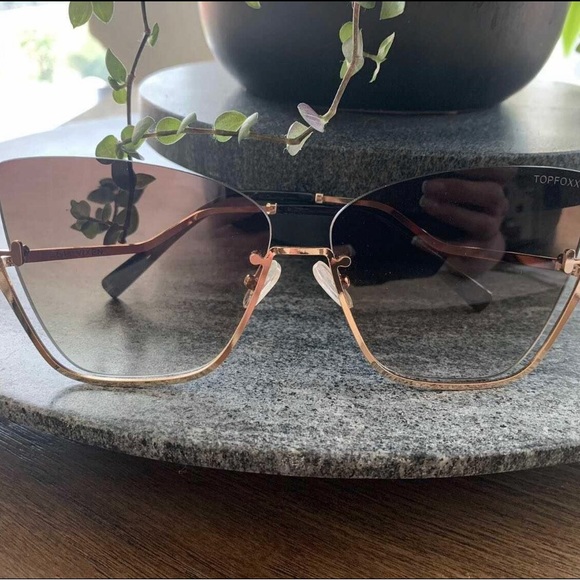 💥SOLD💥TOPFOXX Sunglasses - Picture 3 of 4